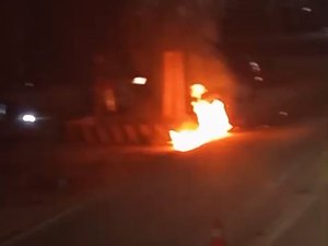 Carro invade obra, bate em máquina e provoca incêndio na Av. Durval de Góes Monteiro