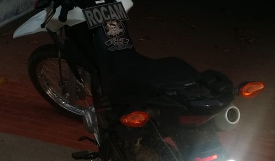 Polícia persegue suspeito e recupera motocicleta roubada com rastreador