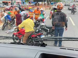 Colisão entre duas motos deixa dois feridos na Av. Durval de Góes Monteiro