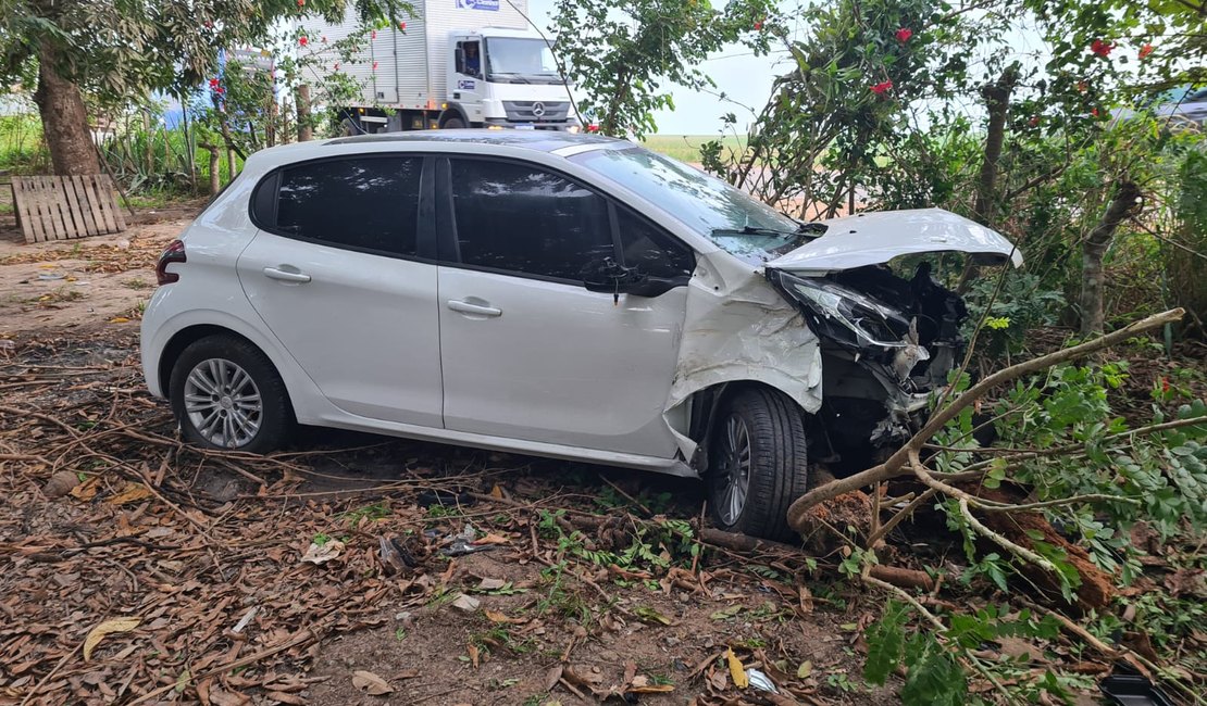 Após colidir com moto, carro sai da pista e colide com árvore em São Miguel dos Campos
