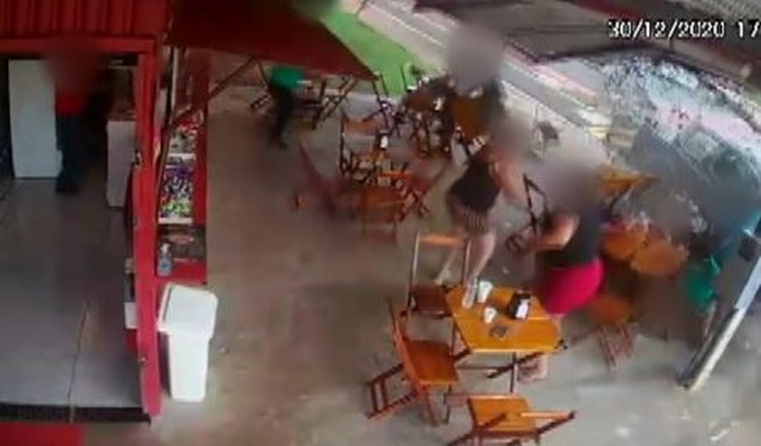Carro invade pastelaria, atropela clientes e mata pastor, de 28 anos