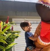 Médico se fantasia de dinossauro para conseguir abraçar o filho
