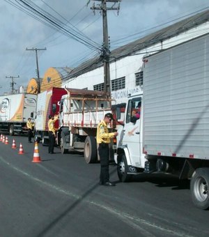 SMTT flagra mais de mil veículos de grande porte trafegando em horário proibido
