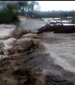 [Vídeo] Chuva na Sexta-feira Santa transborda riacho em Feira Grande, no Agreste