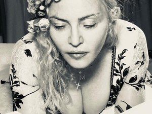 Madonna aparece em pose sexy ao ler na cama