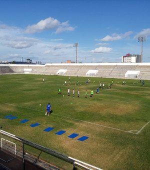 [Vídeo] Cruzeiro está pronto para a estreia na Copa Alagoas, afirma técnico Elenilson Santos