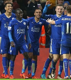 Leicester é campeão inglês inédito após tropeço do Tottenham