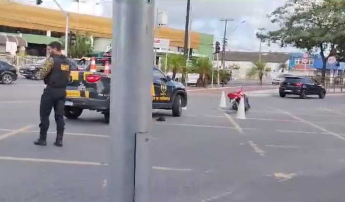 Colisão entre carro e moto deixa motociclista ferido na Av. Fernandes Lima