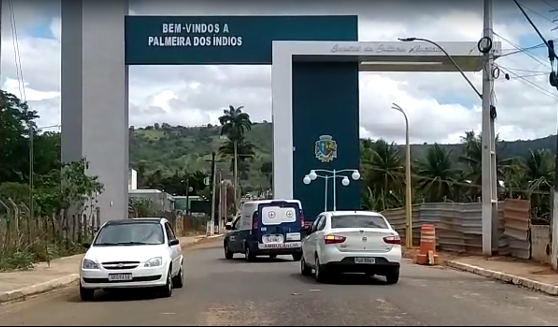 Obra paralisada do “Portal Capital” oferece risco aos motoristas em Palmeira