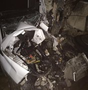 Colisão caminhão e dois carros deixa vítimas presas nas ferragens