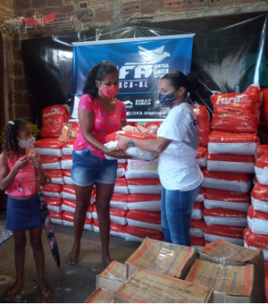 [Vídeo] Central Única das Favelas entrega cestas básicas para famílias carentes de Arapiraca