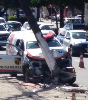 [Vídeo] Viatura da PM colide com poste durante perseguição em Maceió