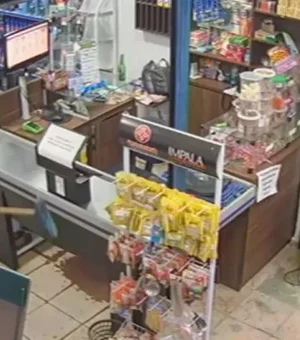 Vídeo: mulher reage a assalto e faz ladrão fugir com vassouradas