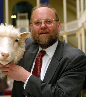 Cientista britânico que criou ovelha clonada Dolly morre aos 79 anos