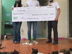 Pedro Vilela doa parte do “auxílio-paletó” ao SOS Pet Pinheiro