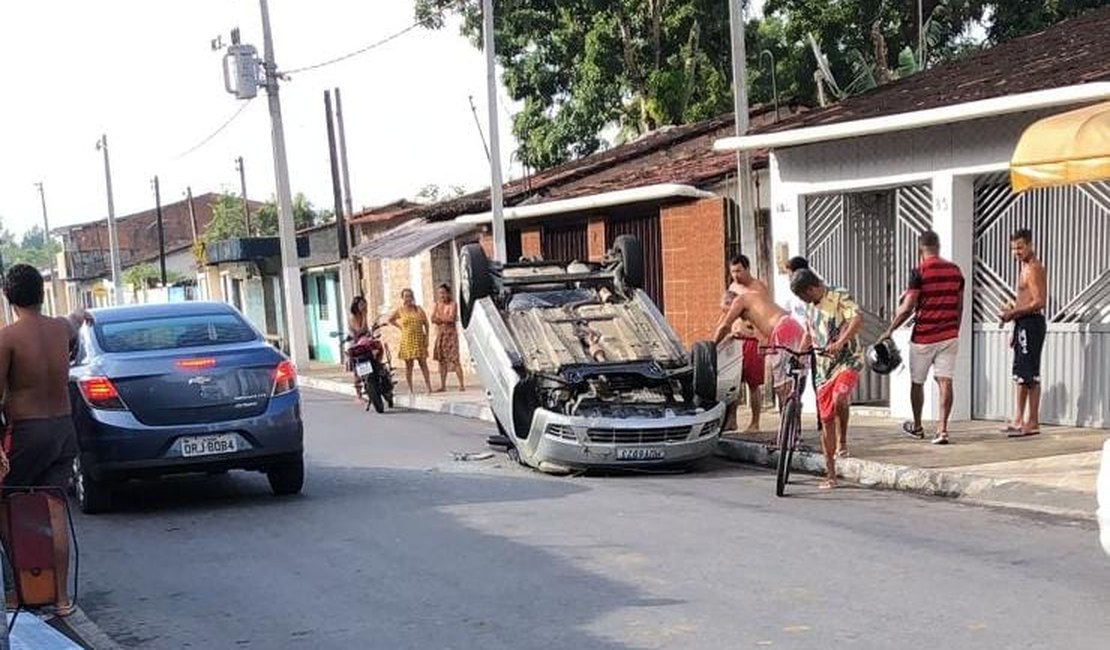 Veículo capota no bairro de Fernão Velho