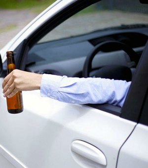 Homem com sinais de embriaguez é preso conduzindo veículo em Maceió
