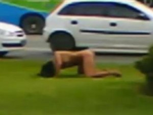 Mulher fica completamente nua e para trânsito na Rodovia BR-101