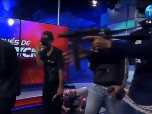 Homens armados invadem TV no Equador e rendem funcionários ao vivo