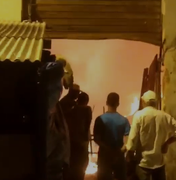 [Vídeo] Galpão de material reciclável em Mata Grande é atingido por incêndio