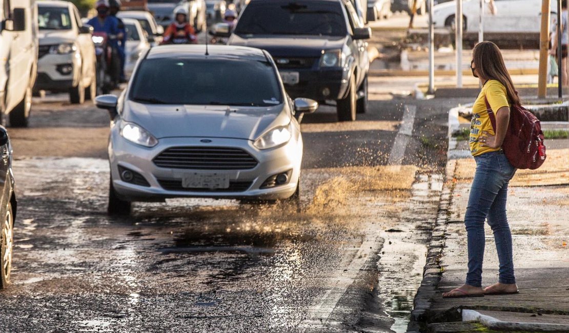 Arremessar água ou detritos em pedestres com o veículo é uma infração média
