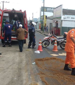 Ciclista sofre acidente ao deslizar em óleo diesel derramado na pista 
