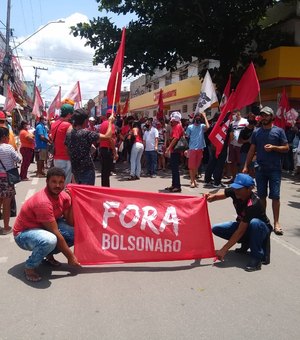 [Vídeo] Manifestantes protestam contra Governo Bolsonaro no Centro de Arapiraca