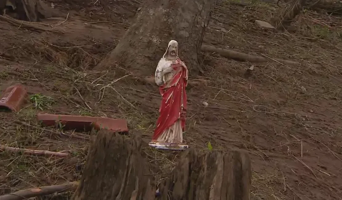 Estátua religiosa é encontrada intacta entre escombros após passagem de ciclone no RS
