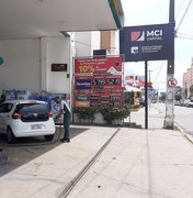 Preço alto da gasolina obriga motoristas a abastecer menos na capital