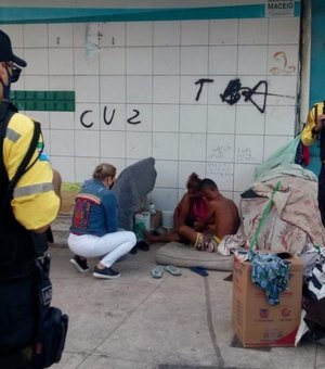 Pessoas em situação de rua abrigadas em terminais de ônibus de Maceió recebem acolhimento