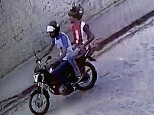 Câmeras de segurança registram dupla de assaltantes em Arapiraca