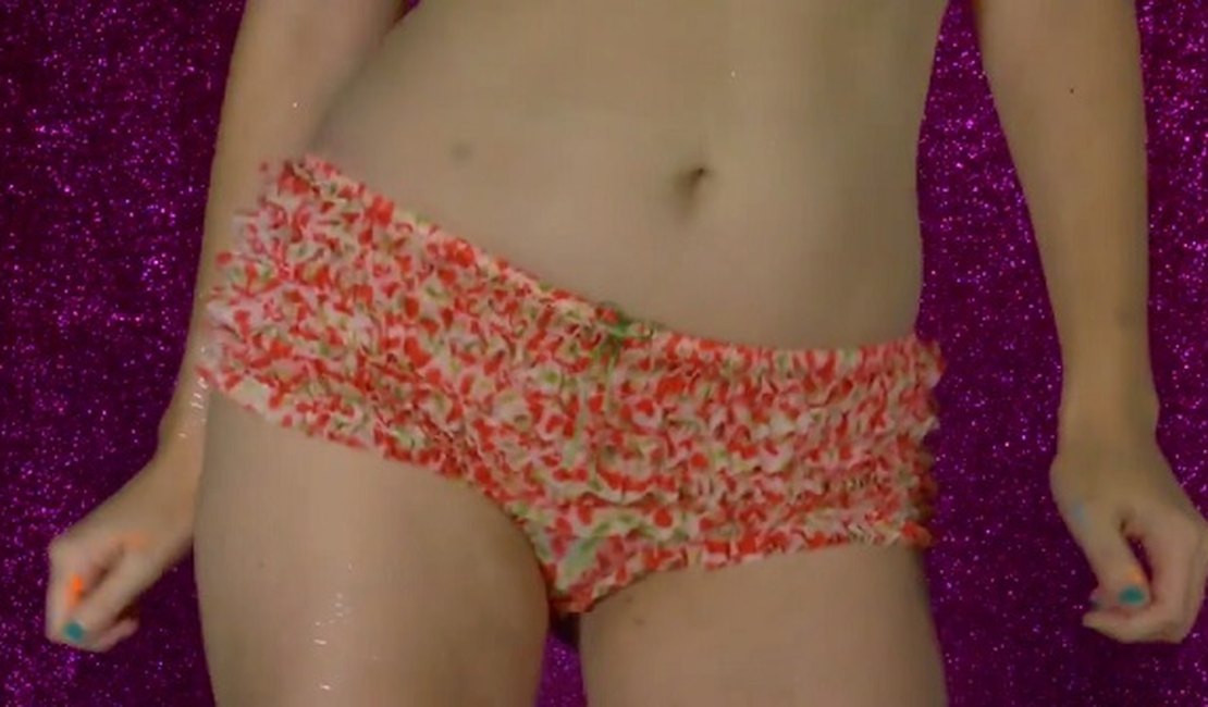 Clipe de Clarice Falcão com nudez explícita é retirado do YouTube; assista