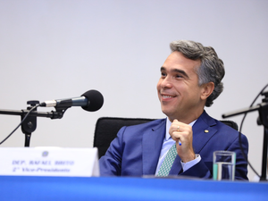 Em Brasília, Deputado Rafael Brito preside mesa em debate sobre novo ensino médio