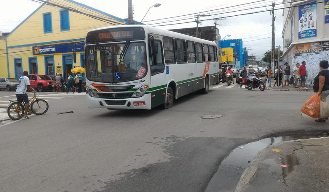 Motoristas de táxi-lotação esvaziam pneus de ônibus em protesto no Centro