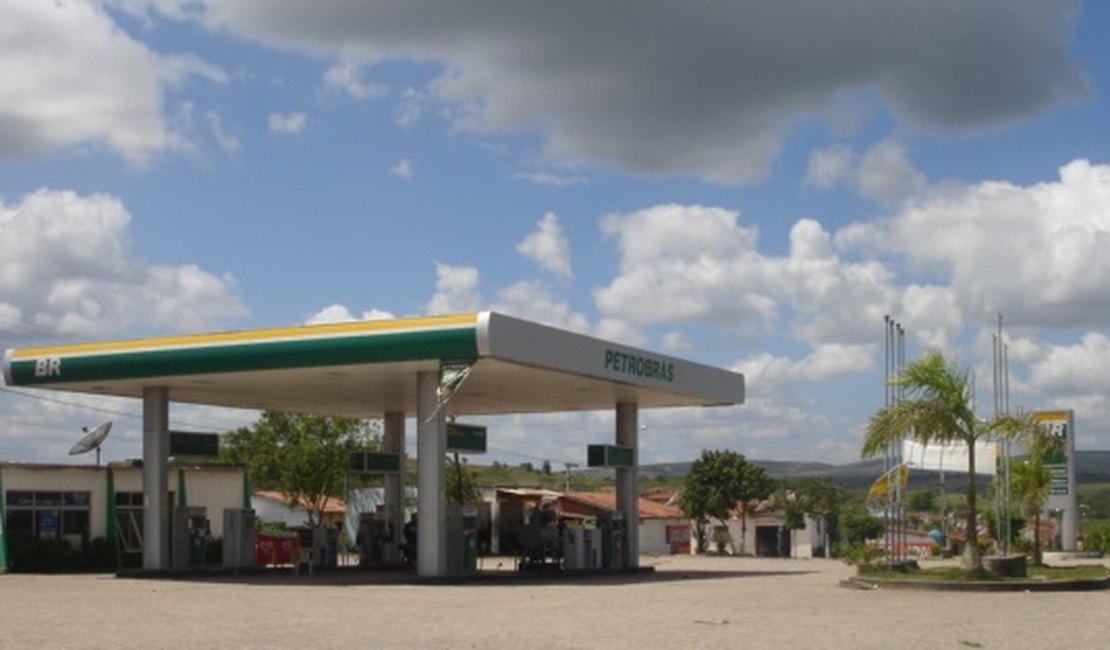 Em Traipu, falta de combustíveis faz crescer a venda clandestina de gasolina e etanol