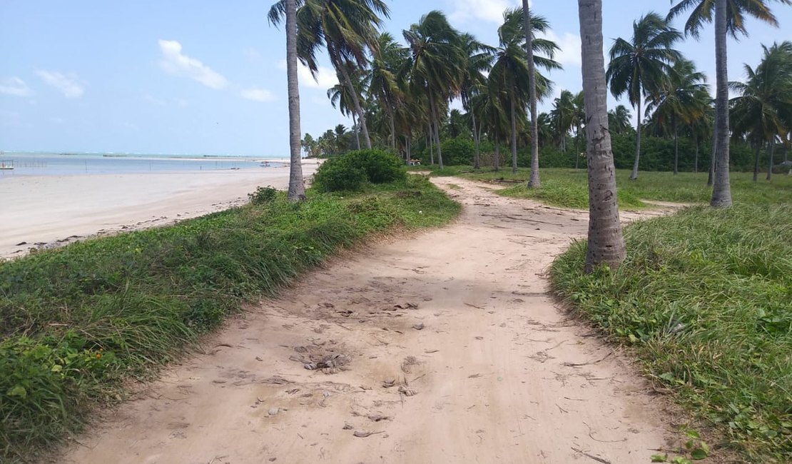 Cerca de arame que impedia acesso à praia é derrubada em cidade turística