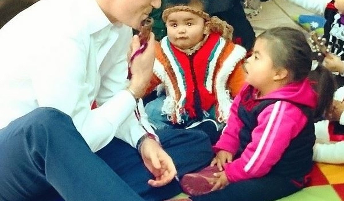 Príncipe Harry brinca com crianças em Santiago