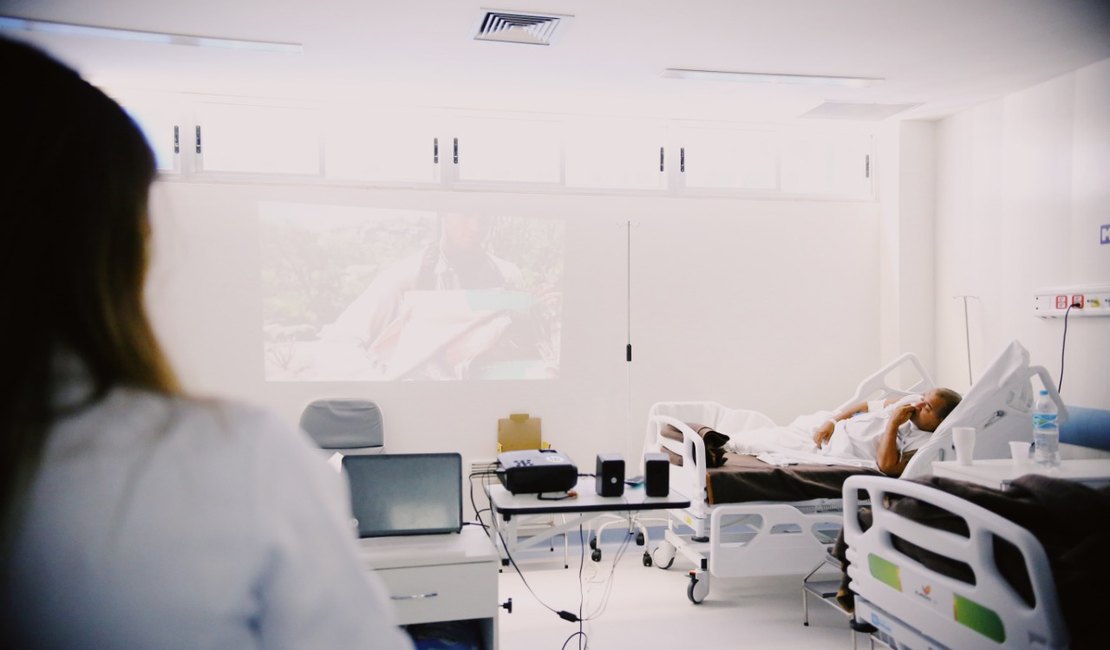 Hospital Metropolitano promove sessões de cinema para pacientes internados