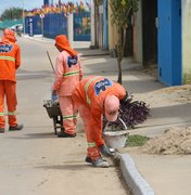 Ruas de Arapiraca ganham serviços de limpeza e manutenção
