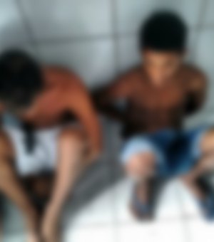 Traficantes incendeiam carro e 'depenam' residência de mulher no Jacintinho