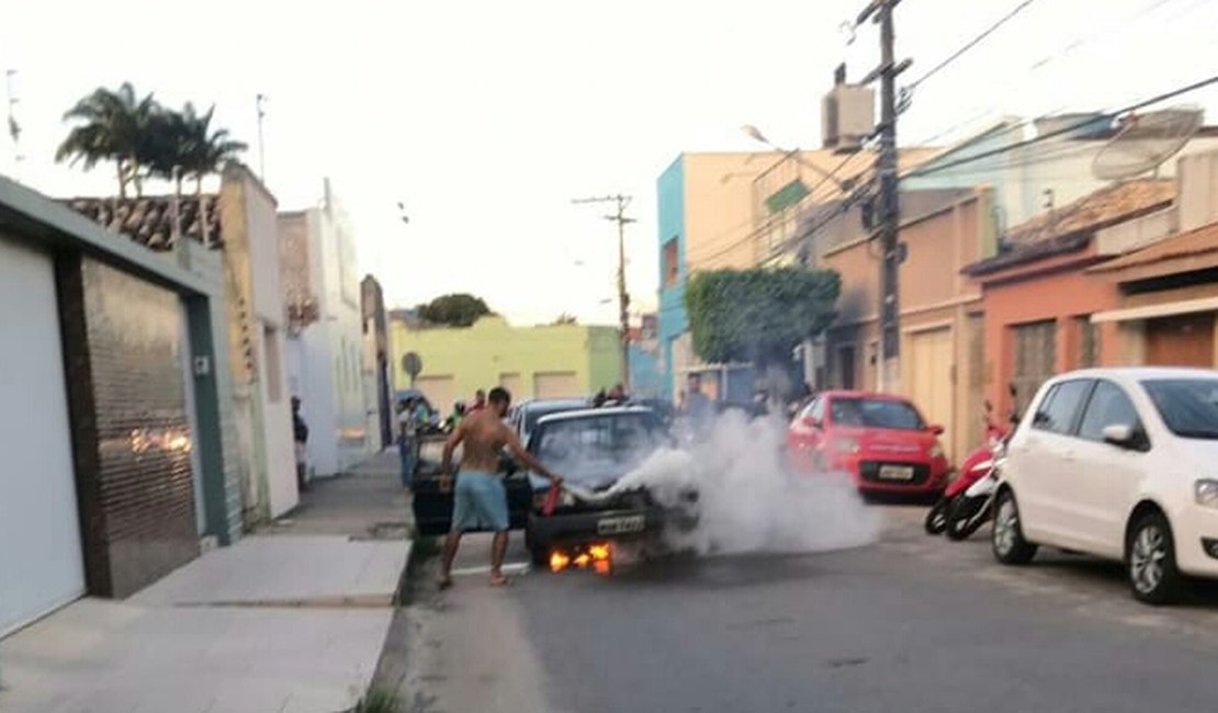 Carro pega fogo em rua do bairro Alto Cruzeiro, em Arapiraca