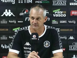 Após declarações de Lisca, Vasco garante continuidade do treinador 'para recolocar o clube na Série A'