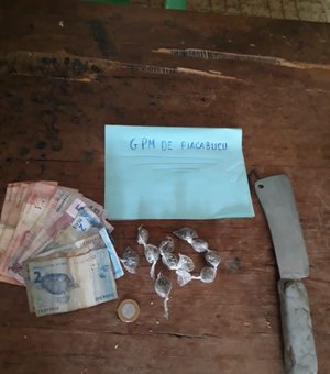 Homem é preso com bombinhas de maconha, dinheiro e faca em Piaçabuçu