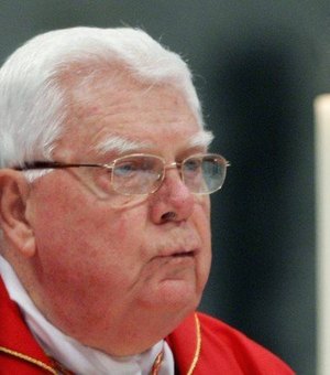 Morre o cardeal americano Bernard Law, envolvido em escândalo de pedofilia