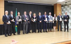 Luciano recebe em Brasília medalha pelos avanços na Educação em Alagoas