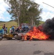 Servidores do Passo de Camaragibe protestam por pagamento atrasado