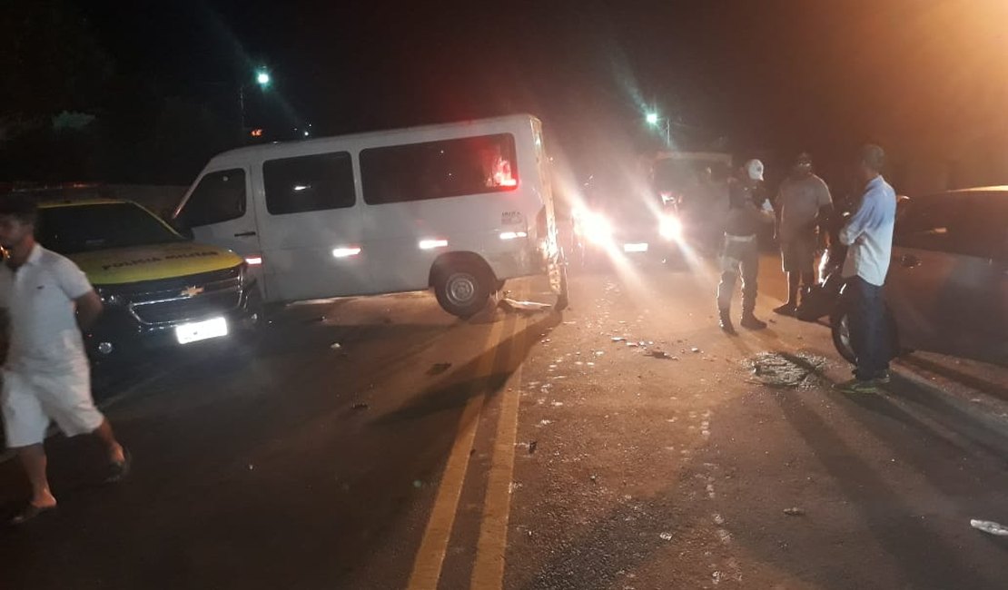 Van colide em carro de passeio que bate em caminhonete em Pão de Açúcar