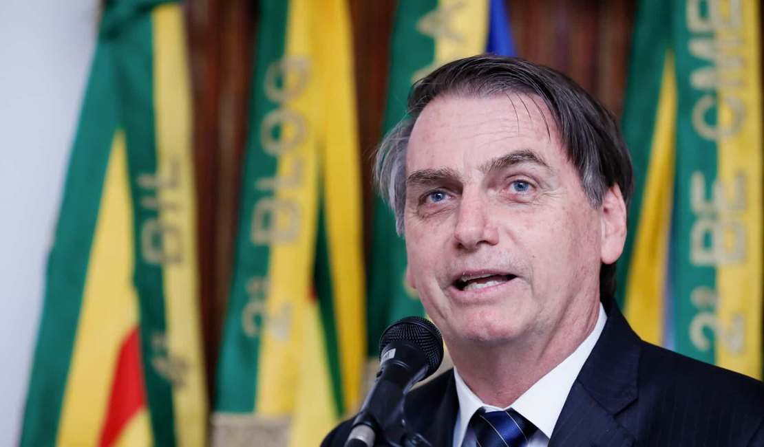 Bolsonaro volta a negar ditadura e diz que regime viveu 'probleminhas'