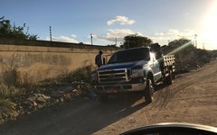 Condutor flagra descarte irregular de lixo em rua de Arapiraca