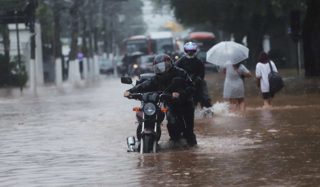 Chuva invade prédios, cobre carros e isola moradores em São Paulo